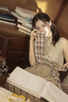 白丝女班长被扒开双腿喷水